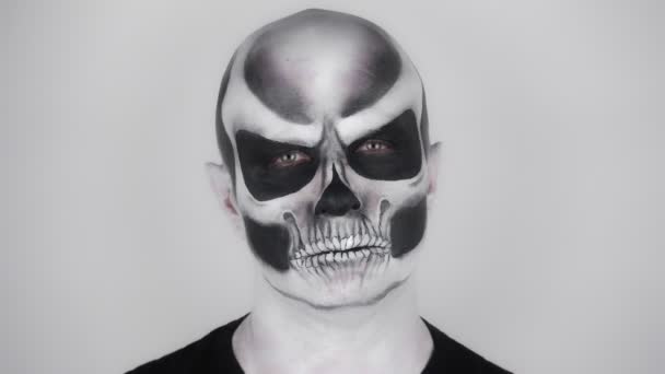 Hombre Horrible Esqueleto Halloween Maquillaje Mira Cámara Con Una Mirada — Vídeos de Stock