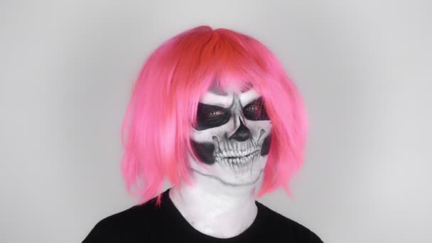Allegro Uomo Divertente Halloween Scheletro Make Una Parrucca Rosa Ostenta — Video Stock