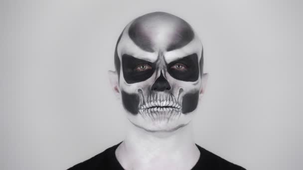 Homem Com Uma Maquiagem Horrível Esqueleto Halloween Olha Para Câmera — Vídeo de Stock