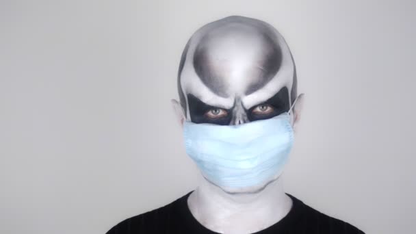 Hombre Con Horrible Maquillaje Esqueleto Halloween Quita Máscara Médica Mira — Vídeos de Stock