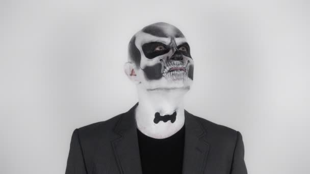 Mężczyzna Halloween Makijaż Szkieletu Garniturze Biznesu Wąchając Strzelanina Studio Szare — Wideo stockowe