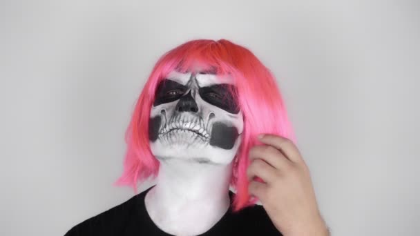 Veselý Vtipálek Halloweenském Make Upu Růžové Paruce Chlubí Před Kamerou — Stock video