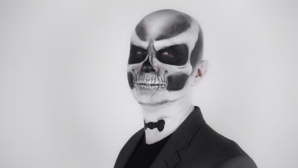 Hombre Con Esqueleto Halloween Maquillaje Traje Negocios Gira Endereza Una — Vídeos de Stock