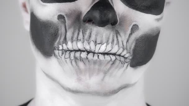 Hombre Esqueleto Halloween Primer Plano Los Labios Disparos Estudio Fondo — Vídeos de Stock