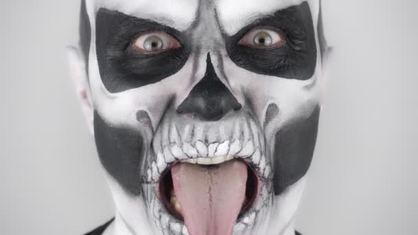 Человек Ужасном Макияже Хэллоуин Пытается Напугать Съемки Студии Серый Фон — стоковое видео