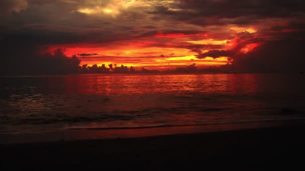 Alba colorata in nuvole scure sulla spiaggia. — Video Stock