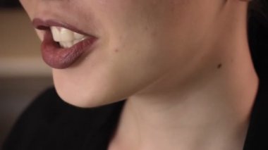 Şık saç stili olan güzel bir kadın..