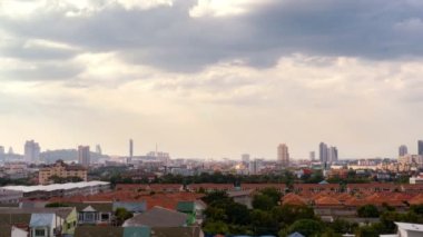 Zaman ayarlı. Güneşli şehir manzarası. Bulutlar yavaşça gökyüzünde süzülür, güneşin ışınlarını içeri alır. Pattaya, Tayland