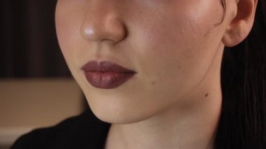 Genç bir bayanın dudakları. Parlak bordo dudaklar..