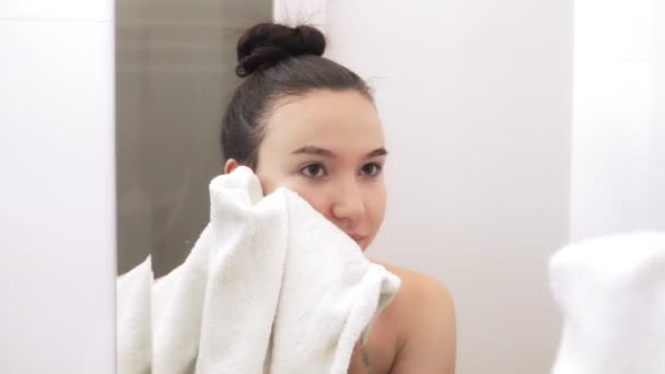 Szczęśliwa Atrakcyjna Młoda Kobieta Wyciera Twarz Białym Ręcznikiem Zbliżenie Widok — Wideo stockowe
