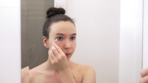 Tânăra Fată Frumoasă Tampon Bumbac Care Curăţă Faţa Fata Reflectă — Videoclip de stoc