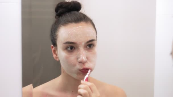 Une Jeune Femme Brosse Les Dents Dans Salle Bain Portrait — Video