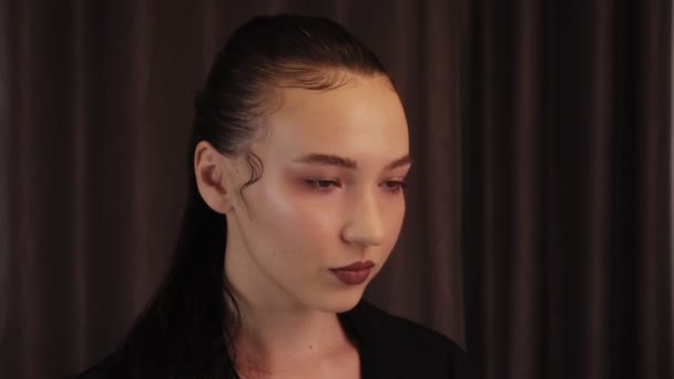 Junge Schöne Frau Mit Modischem Haarstyling — Stockvideo