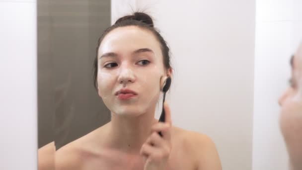 Szczęśliwa Atrakcyjna Młoda Kobieta Myjąca Twarz Pianką Oczyszczającą Odbicie Bliska — Wideo stockowe
