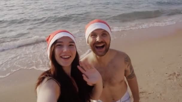 Glückliches Paar Meer Sendet Weihnachtsgrüße Videoanruf Frohes Neues Jahr Hochwertiges — Stockvideo