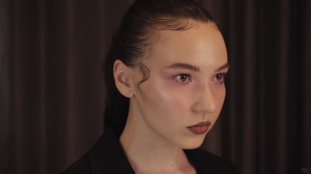 Jonge Mooie Vrouw Met Modieuze Haar Styling — Stockvideo
