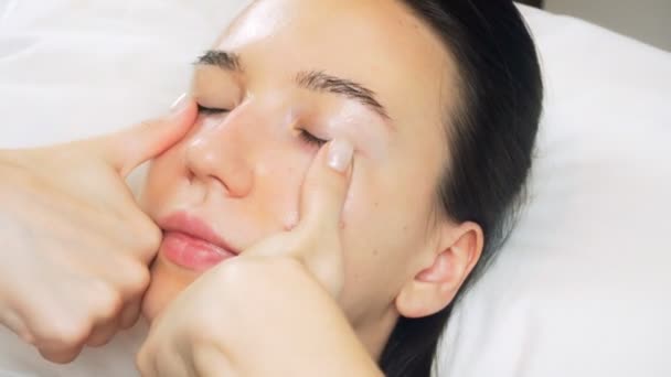 Massaggio Facciale Salone Bellezza Spa Una Donna Sta Facendo Massaggio — Video Stock