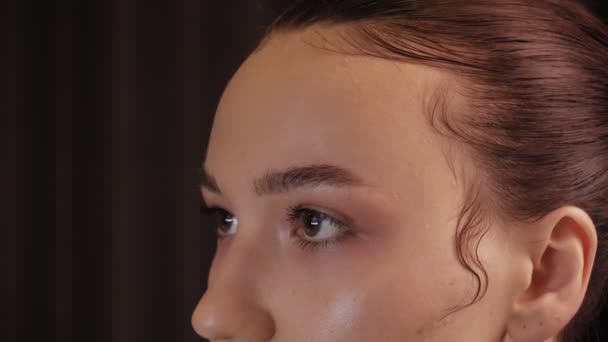 Jonge Mooie Vrouw Met Modieuze Haar Styling — Stockvideo