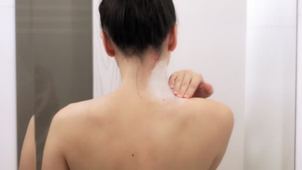 Молодая Женщина Сжимает Плечи Больная Усталости Массаж Шеи Проблемы Здоровьем — стоковое видео