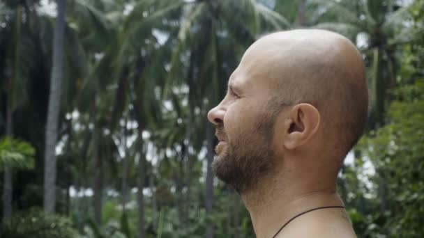 Palmiye Ağaçlarının Arka Planında Yaşayan Mutlu Yetişkin Bir Adam Güzel — Stok video