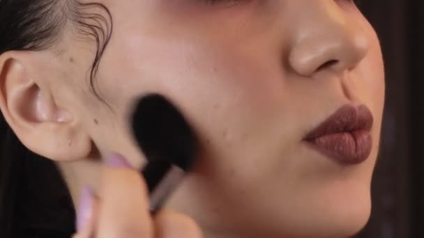 Πρόσωπο Μιας Νεαρής Γυναίκας Από Κοντά Επαγγελματικό Μακιγιάζ Εφαρμόζεται Μια — Αρχείο Βίντεο