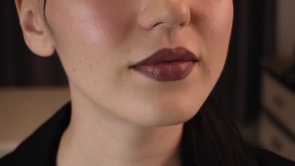 Lippen Van Een Jonge Vrouw Van Dichtbij Heldere Bordeaux Lippen — Stockvideo