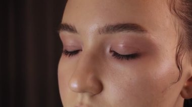 Şık saç stili olan güzel bir kadın..