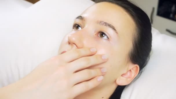 在温泉美容院做面部按摩 一个女人正在美容院做面部按摩 皮肤护理 美容治疗 — 图库视频影像