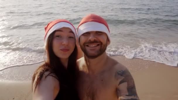 Pareja Feliz Junto Mar Envía Saludos Navidad Través Videollamada Feliz — Vídeo de stock