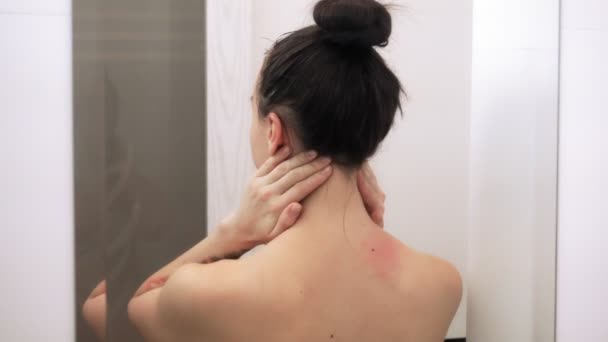 Giovane Donna Stringe Spalle Malata Stanchezza Massaggio Collo Problemi Salute — Video Stock