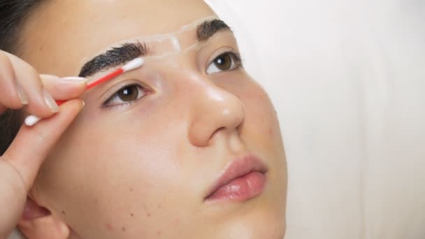 Maskenbildner Löscht Überschüssige Augenbrauenfarbe Bildung Der Idealen Form Professionelle Schönheitsdienstleistungen — Stockvideo