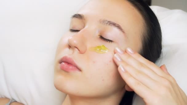 Massaggio Facciale Salone Bellezza Spa Una Donna Sta Facendo Massaggio — Video Stock