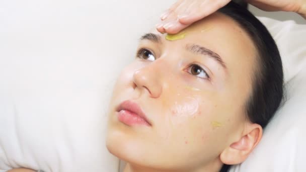 在温泉美容院做面部按摩 一个女人正在美容院做面部按摩 皮肤护理 美容治疗 — 图库视频影像