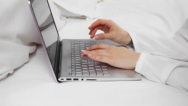 Жінка Працює Своїм Ноутбуком Сидячи Білому Ліжку Вид Зверху — стокове відео