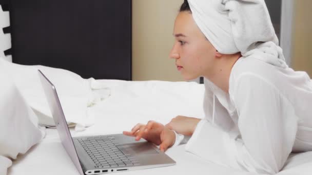 Женщина Работает Своим Ноутбуком Сидя Белоснежной Кровати Вид Сверху — стоковое видео