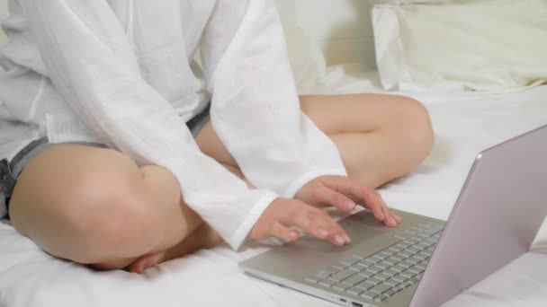 自宅のベッドに座っている間 ラップトップコンピュータを使用している若い女性 ノートパソコンのキーボードを閉じる — ストック動画