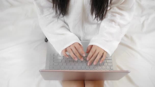 Женщина Работает Своим Ноутбуком Сидя Белоснежной Кровати Вид Сверху — стоковое видео