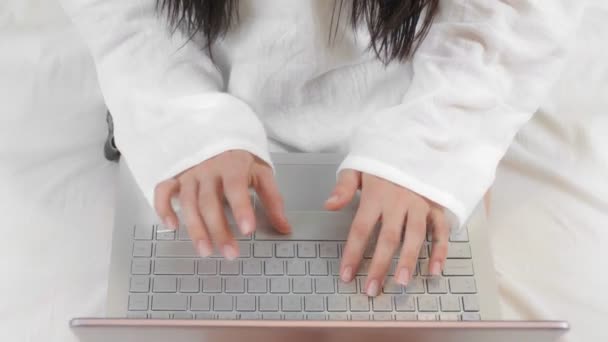 Молода Жінка Використовує Ноутбук Сидячи Своєму Ліжку Вдома Крупним Планом — стокове відео