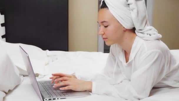 Femme Travaillant Avec Son Ordinateur Portable Alors Elle Était Assise — Video