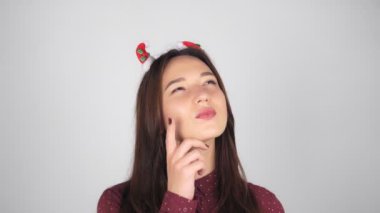 Saçında Noel süsü olan dalgın genç bir kadın. Mutlu yıllar.. 