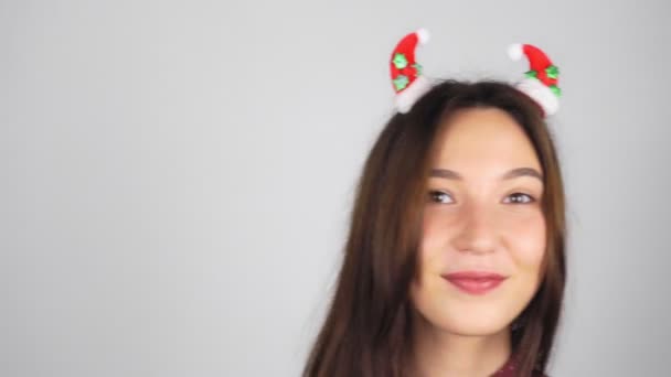 Szczęśliwa Brunetka Dekoracją Świąteczną Włosach Wysyła Pocałunek Powietrza Lekkie Tło — Wideo stockowe