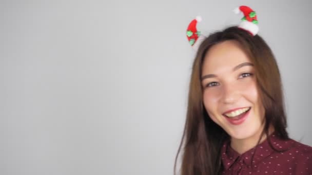 Gelukkige Brunette Vrouw Met Kerstversiering Haar Haar Stuurt Een Luchtkus — Stockvideo