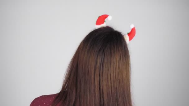 Szczęśliwa Brunetka Dekoracją Świąteczną Włosach Tańczy Lekkie Tło — Wideo stockowe