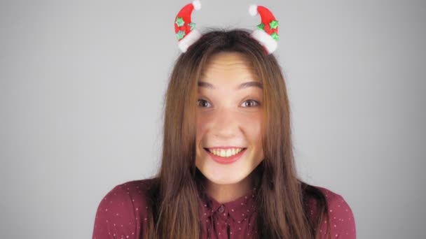 Joyeux Femme Brune Avec Décoration Noël Dans Ses Cheveux Femme — Video