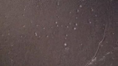 Issız bir sahilde mükemmel bir temiz deniz. Yukarıdan görüntüle. 