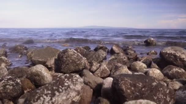 Güneşli Bir Günde Deniz Manzarası Deniz Dalgaları Taşlara Çarpıyor — Stok video