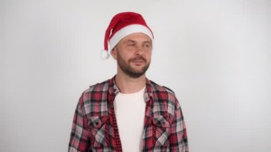 Noel Baba şapkalı bir adam el sallar ve selamlar. 