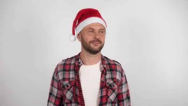Noel Baba şapkalı bir adam el sallar ve selamlar. — Stok video