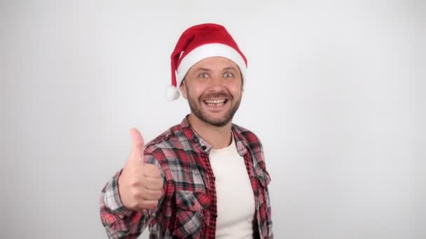 산타 클라우스 모자를 쓴 남자가 엄지 손가락을 보여 줍니다. 코로나 바이러스 대유행을 기념 함 — 비디오
