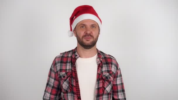 산타 모자를 쓴 남자는 의견 차이와 부인의 몸짓을 한다 — 비디오